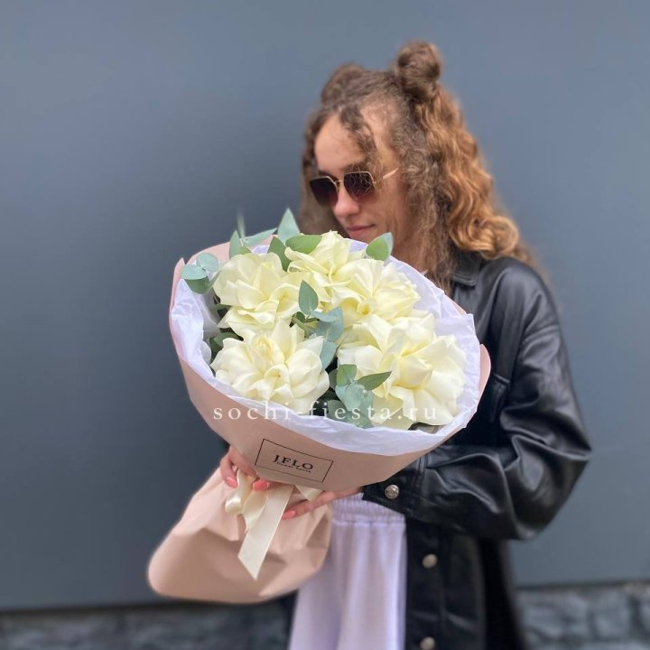 5 Белых французских роз в Калуге