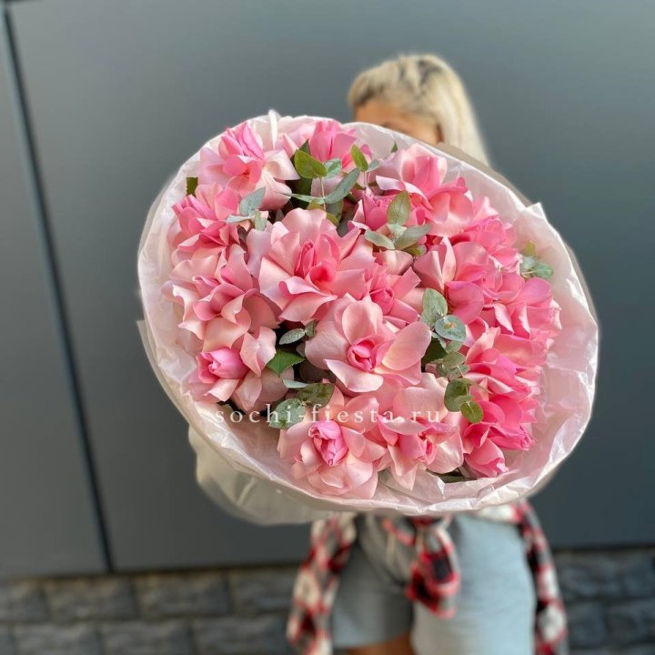 17 розовых роз в Калуге