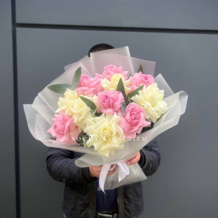 11 бело-розовых роз в Калуге