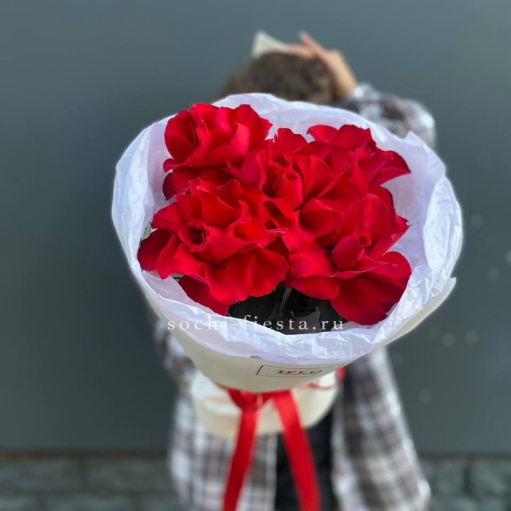 5 французских красных роз в Калуге