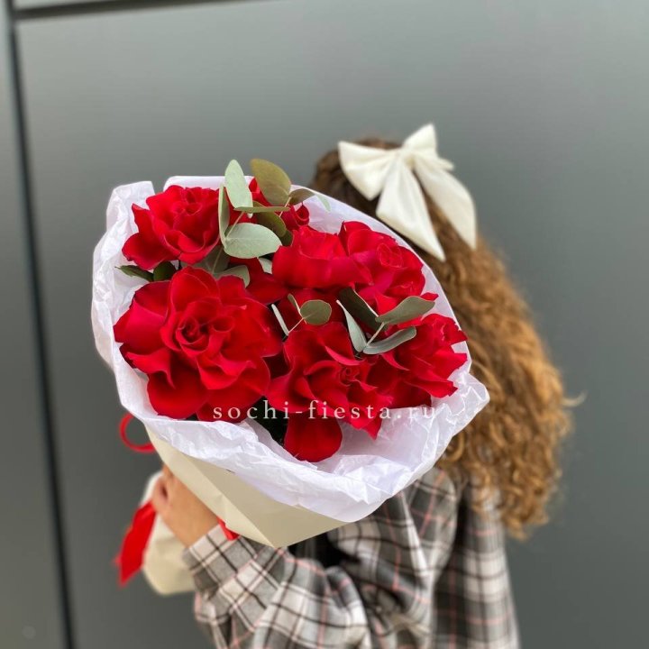 7 красных французских роз в Калуге
