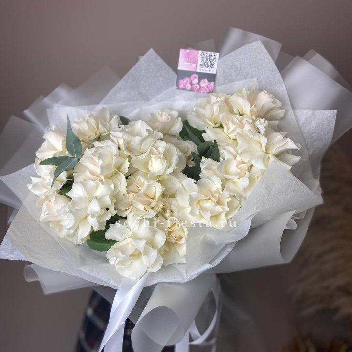 21 французских роз с эвкалиптом в Калуге