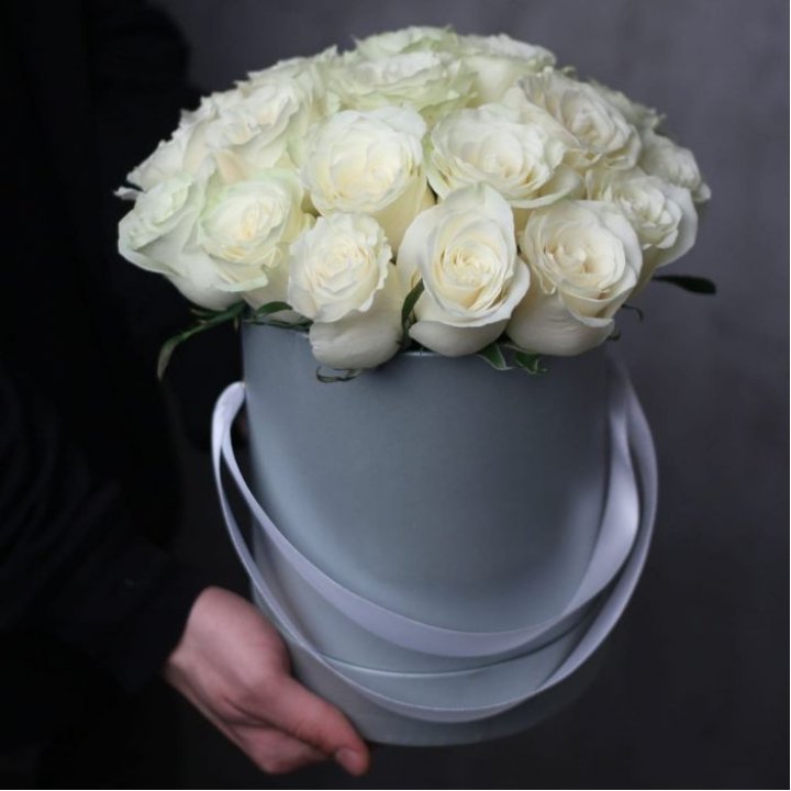 15 белых роз в цилиндре в Калуге