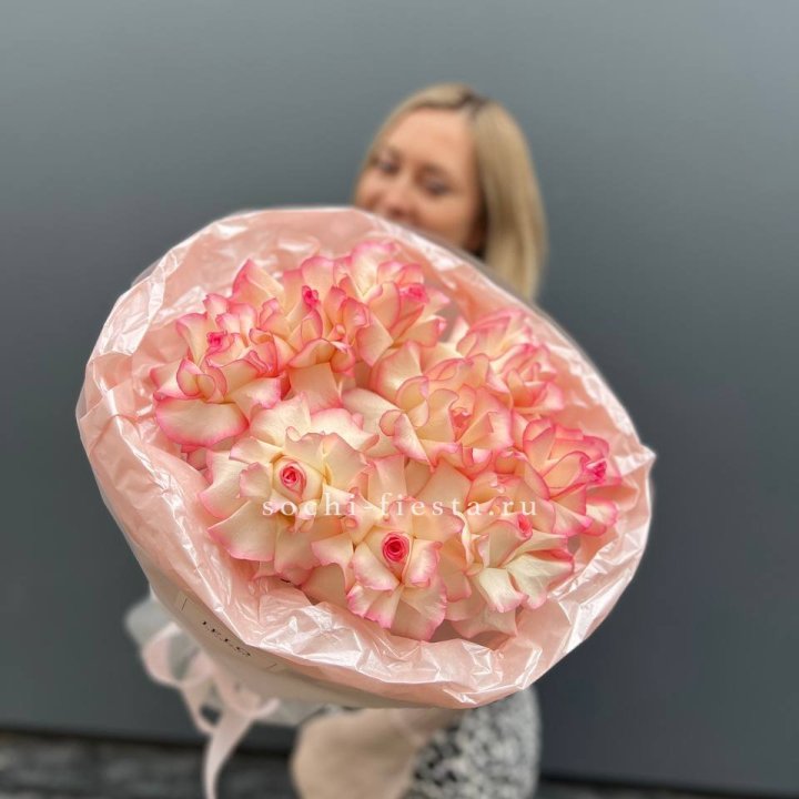 9 французских роз Джумилия в нежном оформлении в Калуге