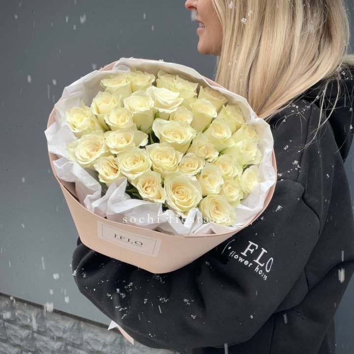 31 белая роза в оформлении в Калуге