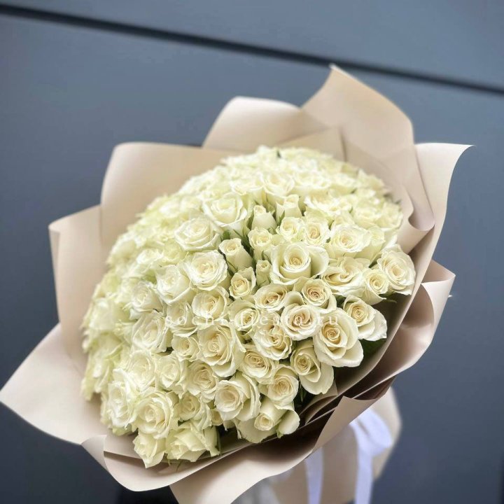 101 белая роза Атена в Калуге