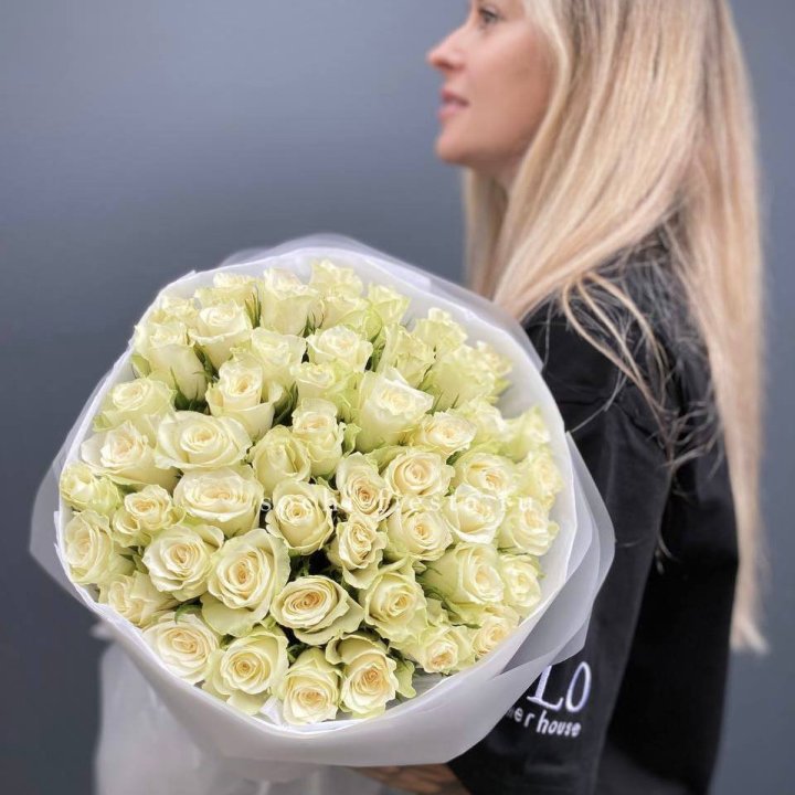 Воздушный букет из 51 белой кенийской розы в Калуге