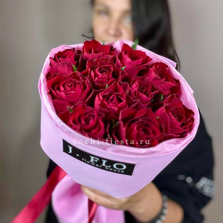 11 красных роз мадам ред в Калуге