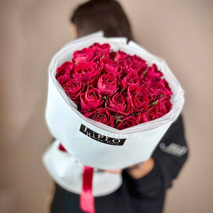 Букет красных роз мадам ред в Калуге