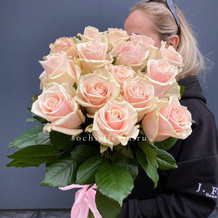 15  кремовых высоких роз в Калуге