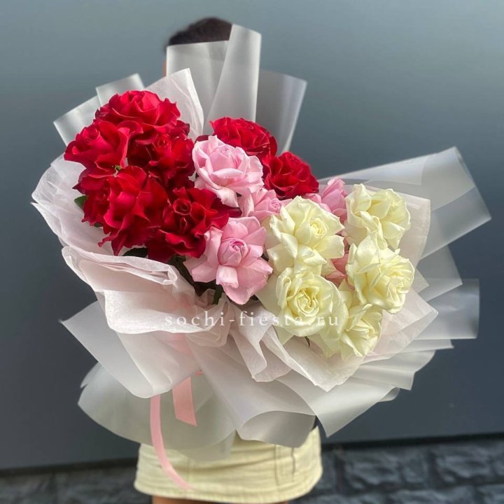 Микс из 17 роз в Калуге