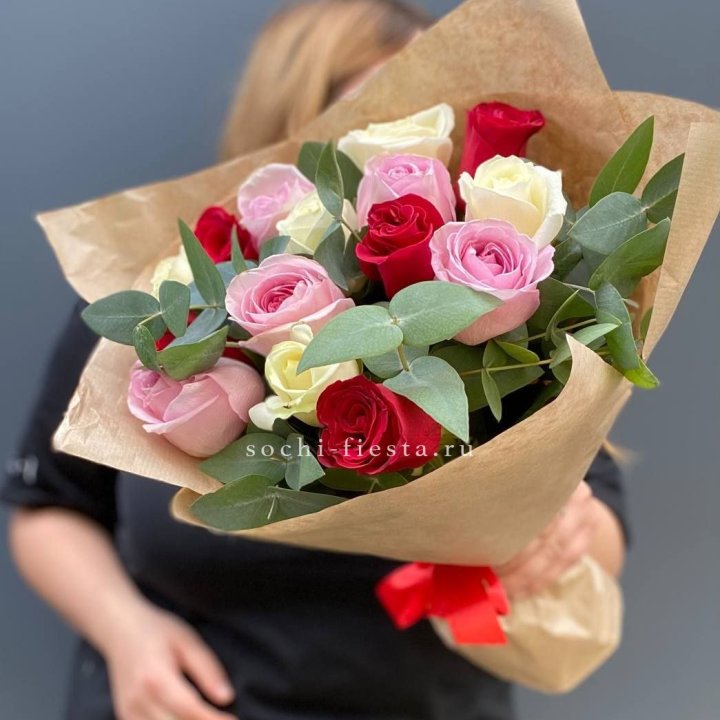 Букет из 15 роз с эвкалиптом в Калуге