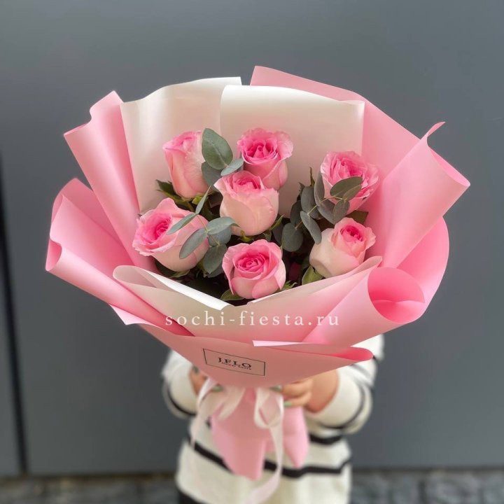 7 роз с эвкалиптом в Калуге