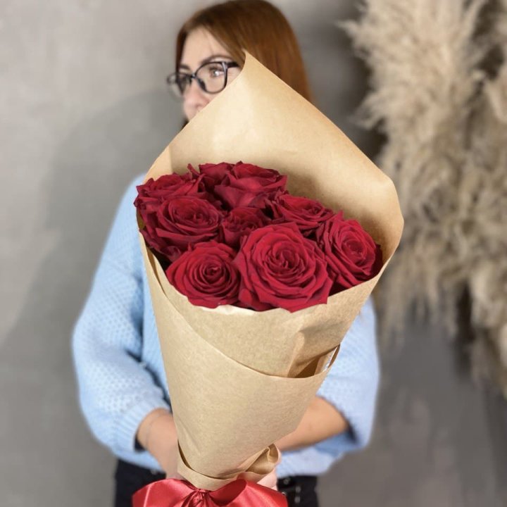 9 красных роз в крафте в Калуге