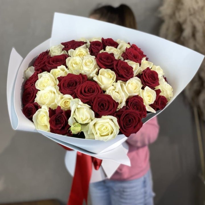 51 красная и белая роза в Калуге