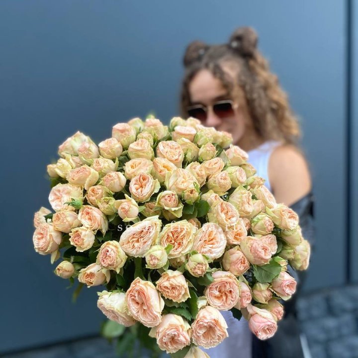 25 пионовидных роз в Калуге