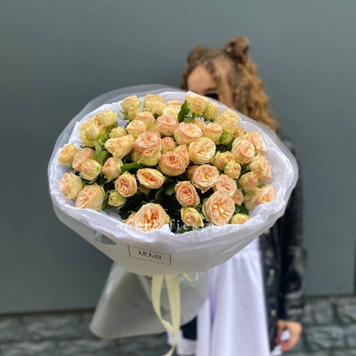 15 пионовидных роз в Калуге