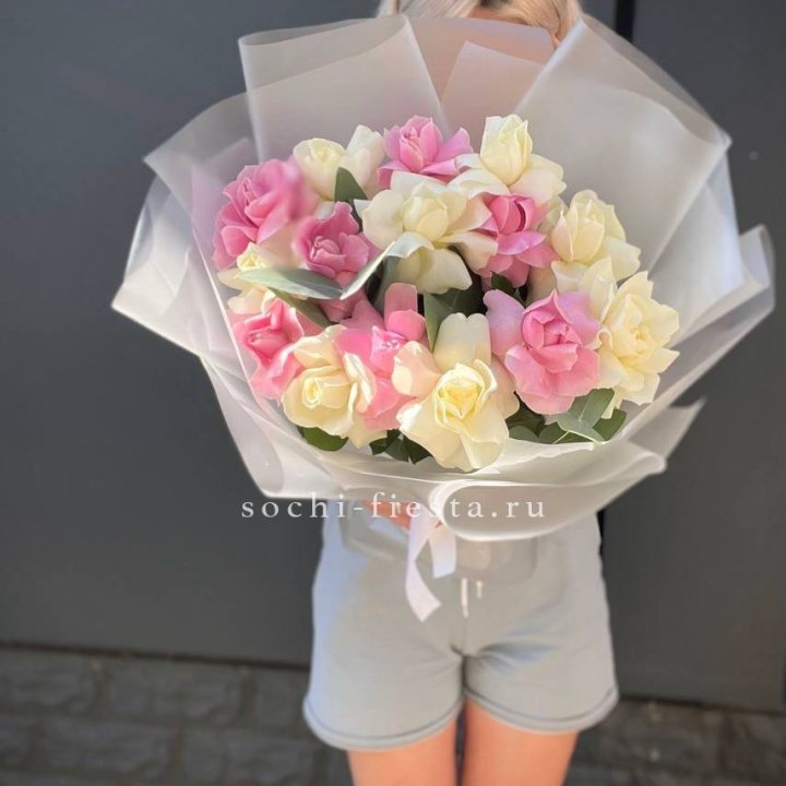 15 бело-розовых роз в Калуге