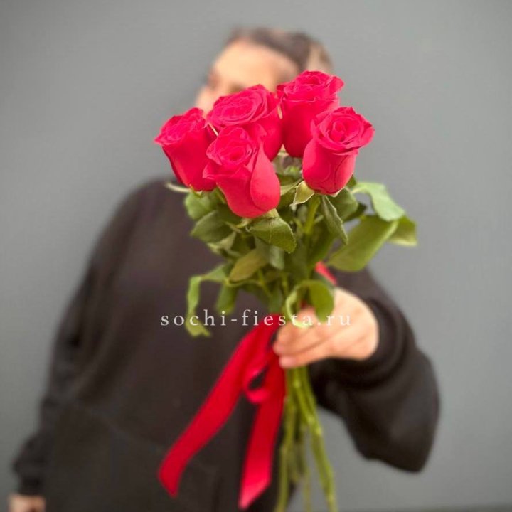 Букет 5 красных роз  в Калуге