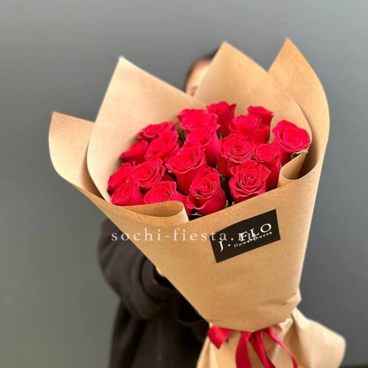 19 красных роз в крафте в Калуге