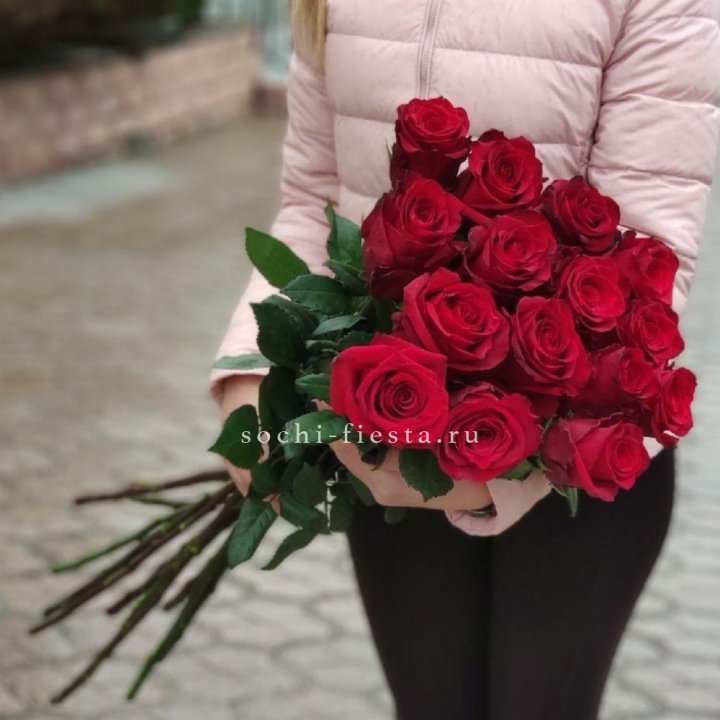 15 высоких красных роз в Калуге