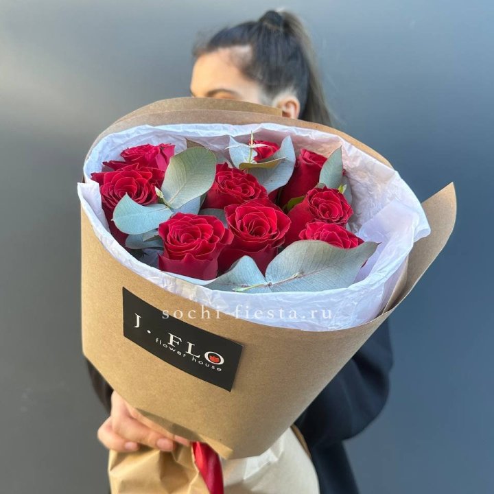 9 роз с эвкалиптом в Калуге