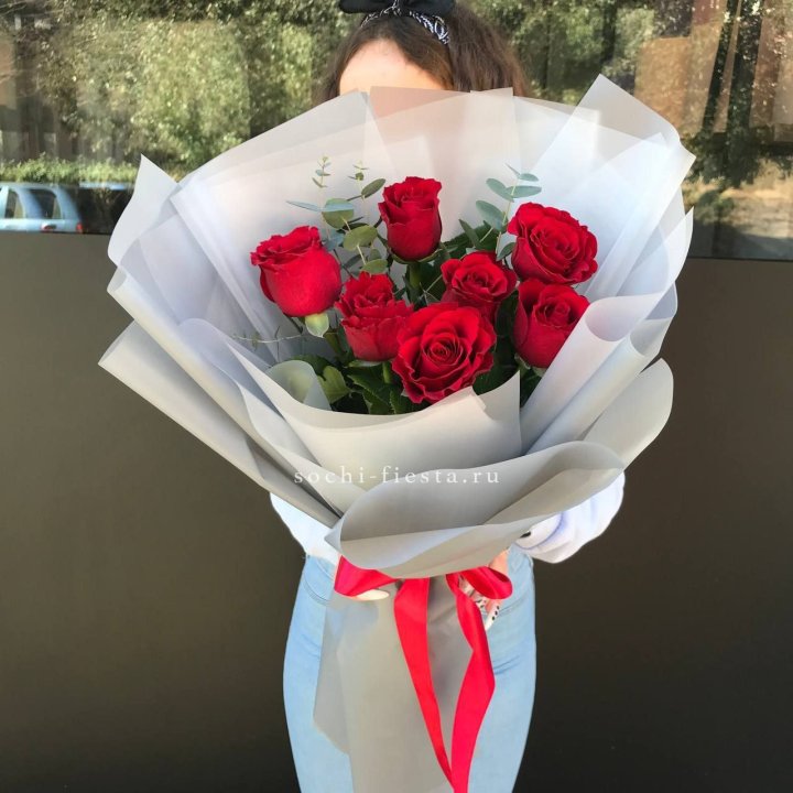 7 красных роз с эвкалиптом  в Калуге