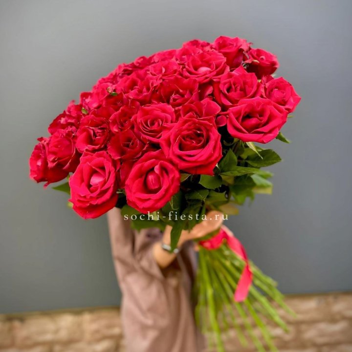 51 высокая красная роза в Калуге