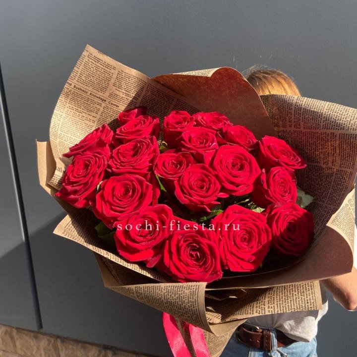 19 красных роз Леди Крафт в Калуге