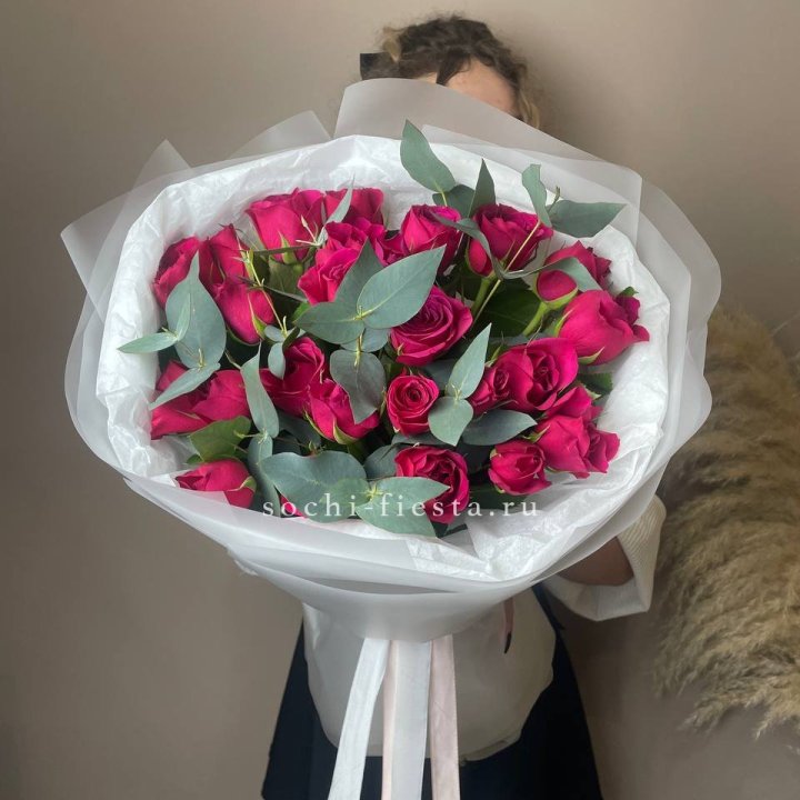 25 малиновых роз с эвкалиптом в Калуге