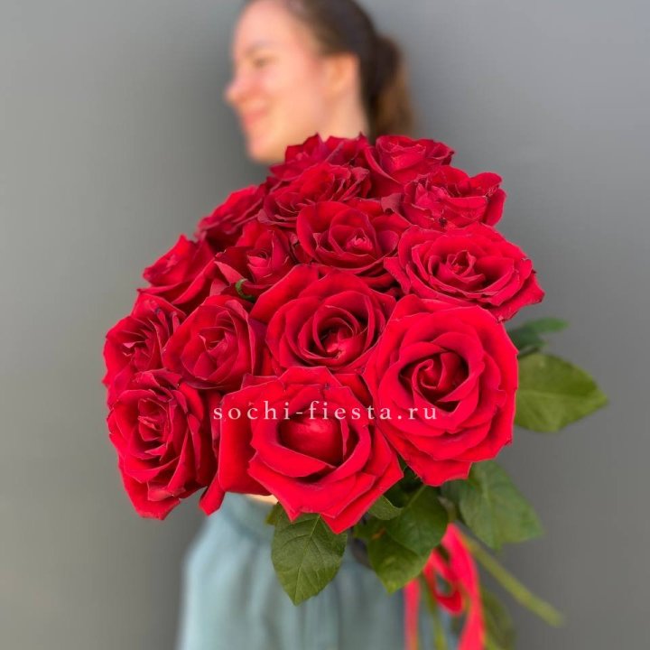 15 красных роз под ленту в Калуге