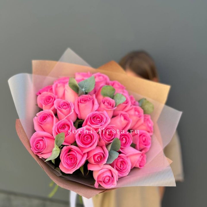 31 розовая роза с эвкалиптом в Калуге