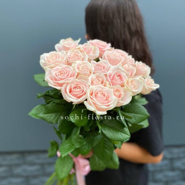 Высокие розовые розы в Калуге