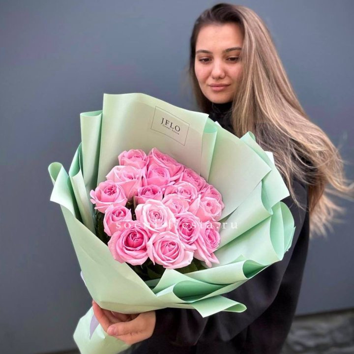 17 розовых роз в Калуге