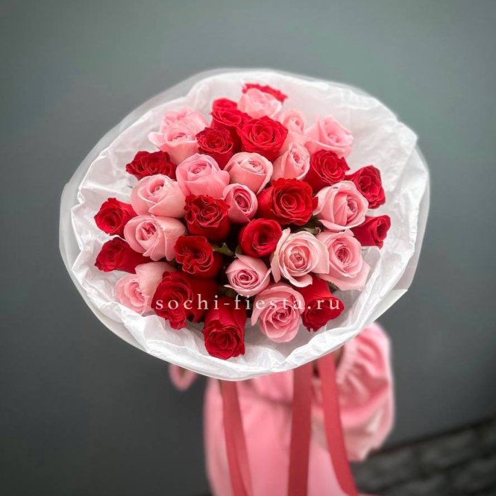 Букет красных и розовых 35 роз в Калуге