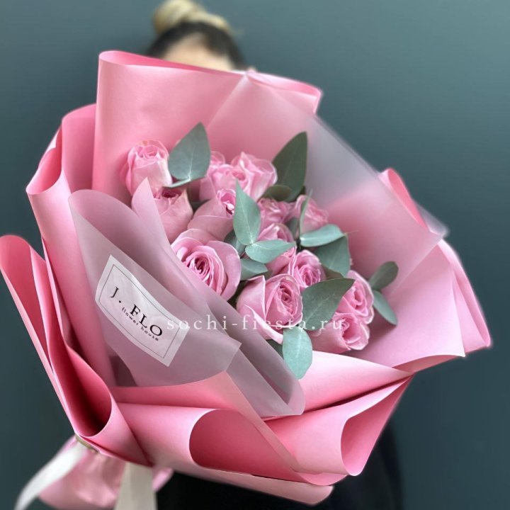 15 Розовых роз с эвкалиптом в Калуге