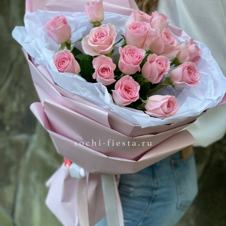 Розовые розы в авторском оформлении в Калуге