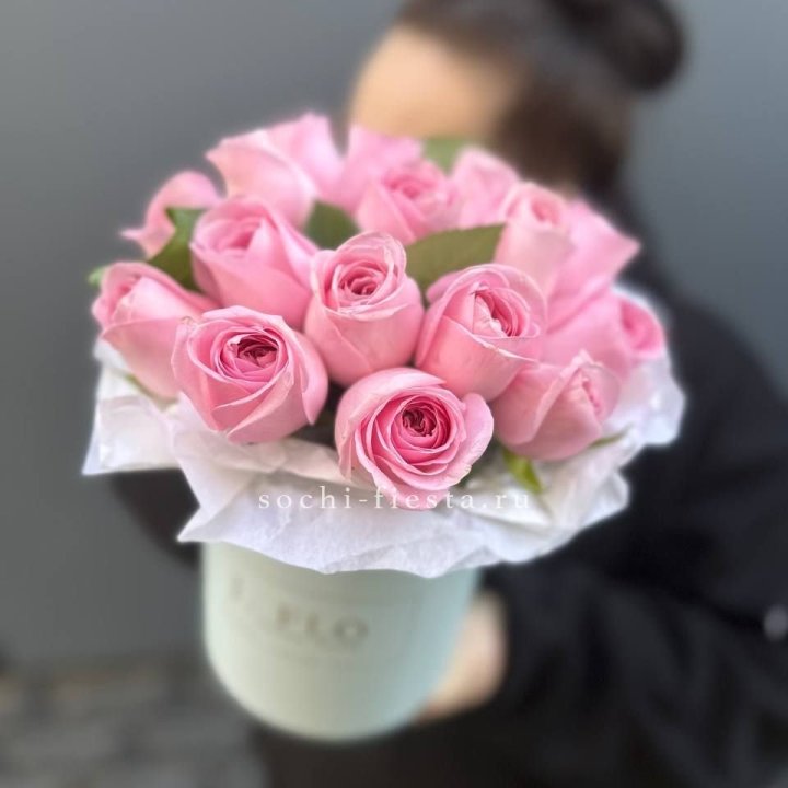 17 розовых роз в цилиндре в Калуге