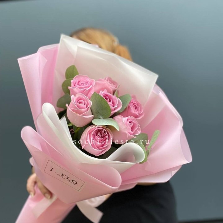 7 розовых роз с эвкалиптом в Калуге
