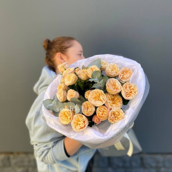 7 пионовидных роз в Калуге