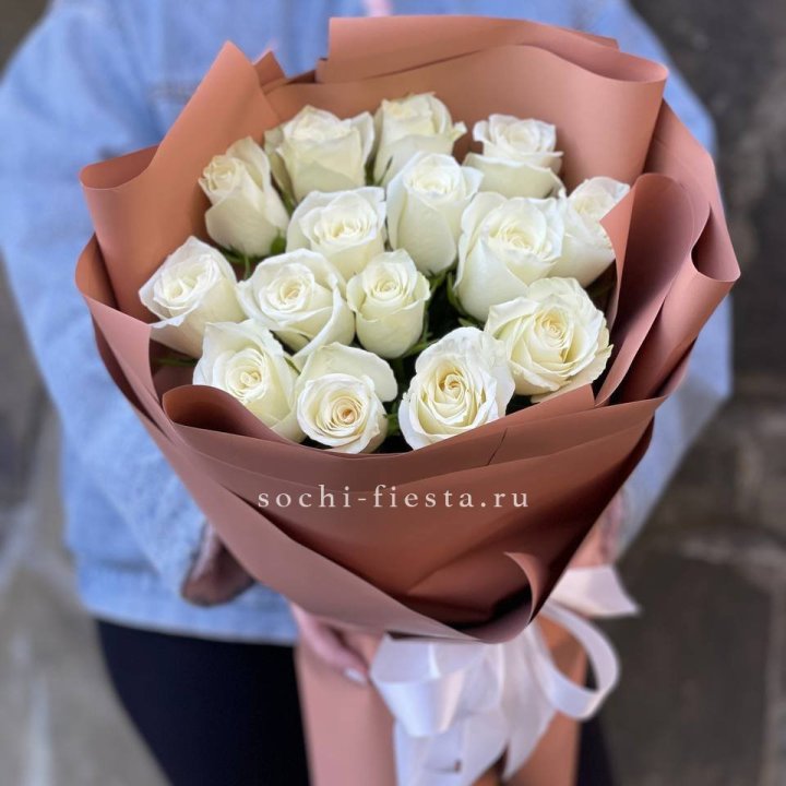 15 белых роз сиена в Калуге