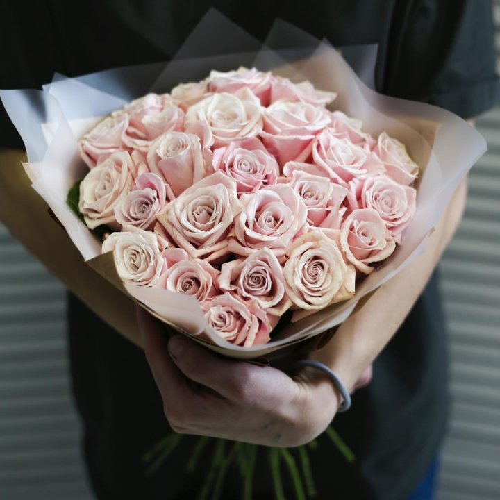 27 кремовых роз в Калуге