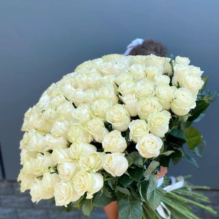 101 белая высокая роза в Калуге