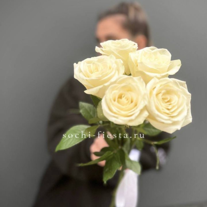 Букет 5 белых роз  в Калуге