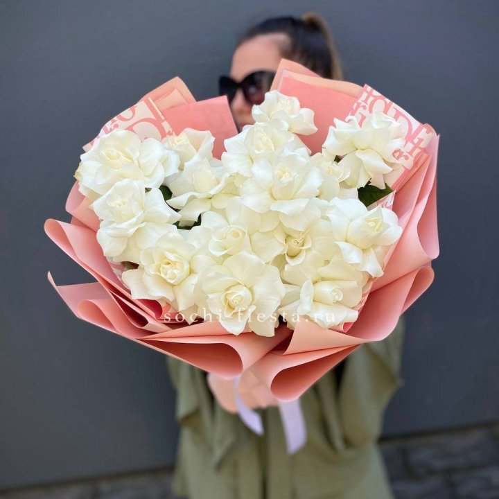 Белые розы "Аморе" в Калуге