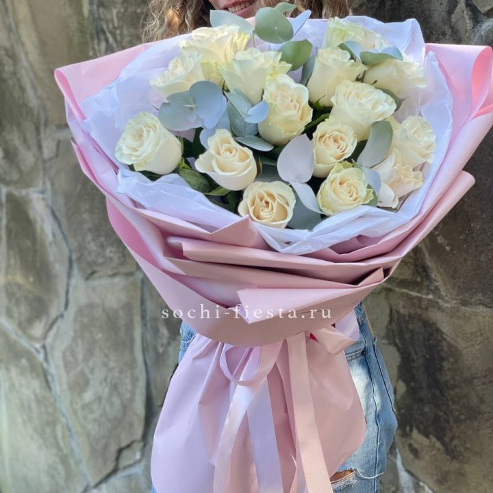 Белые розы в авторском оформлении в Калуге