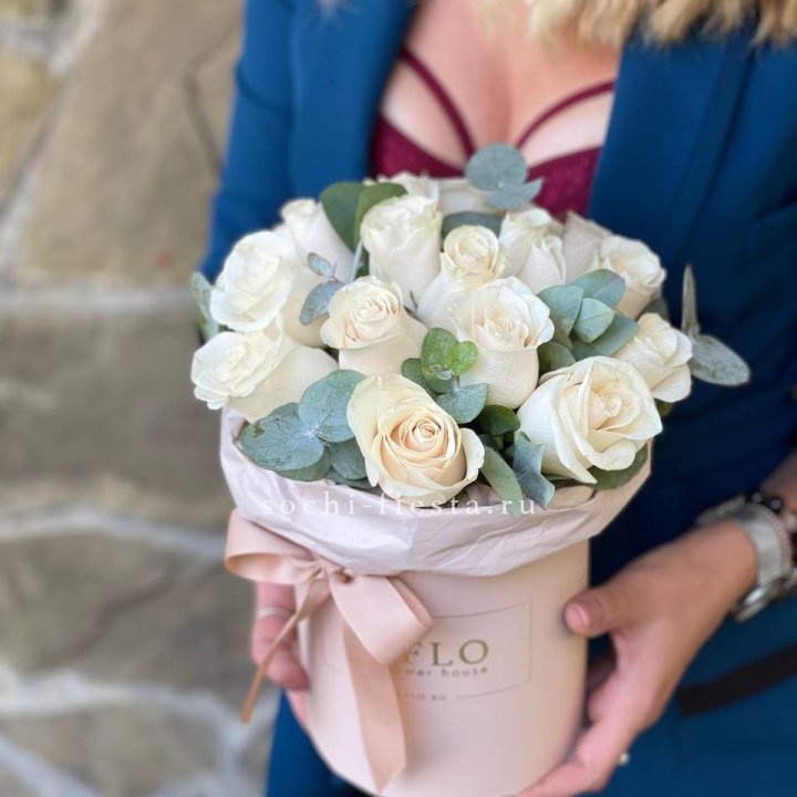 Цилиндр из белых роз в Калуге