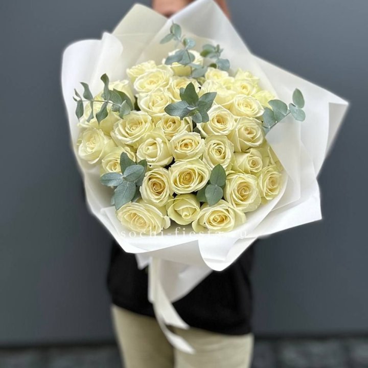 31 белая роза с эвкалиптом в Калуге