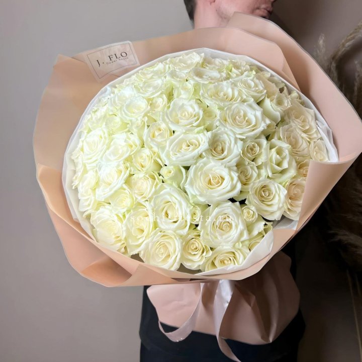 51 белая  роза в оформлении в Калуге