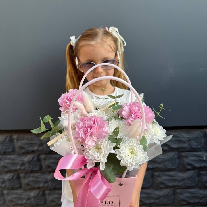 Сумочка из стойких хризантем и диантуса в Калуге